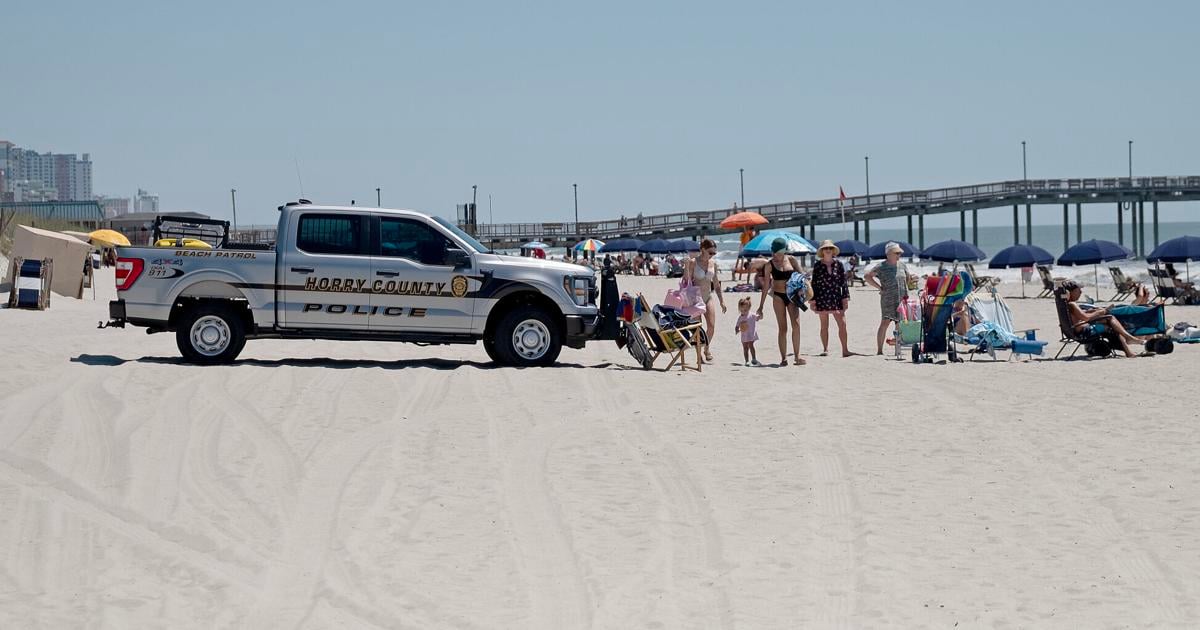 Warum fahren Polizisten mit Lastwagen am Strand entlang? Der Tod einer ...
