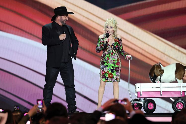Cheeky Dolly Parton steals show at ACM