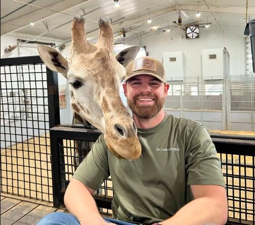 Chiropractor works on giraffe, is nuzzled: ‘Giraffes are just giant dogs?’