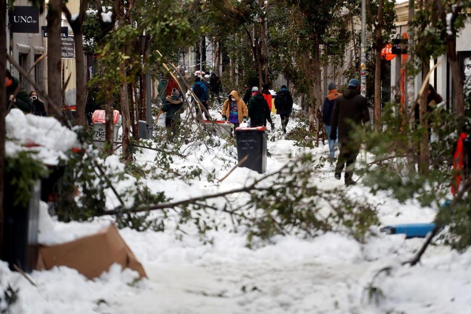 After snowstorm, Spain sends out vaccine and food convoys