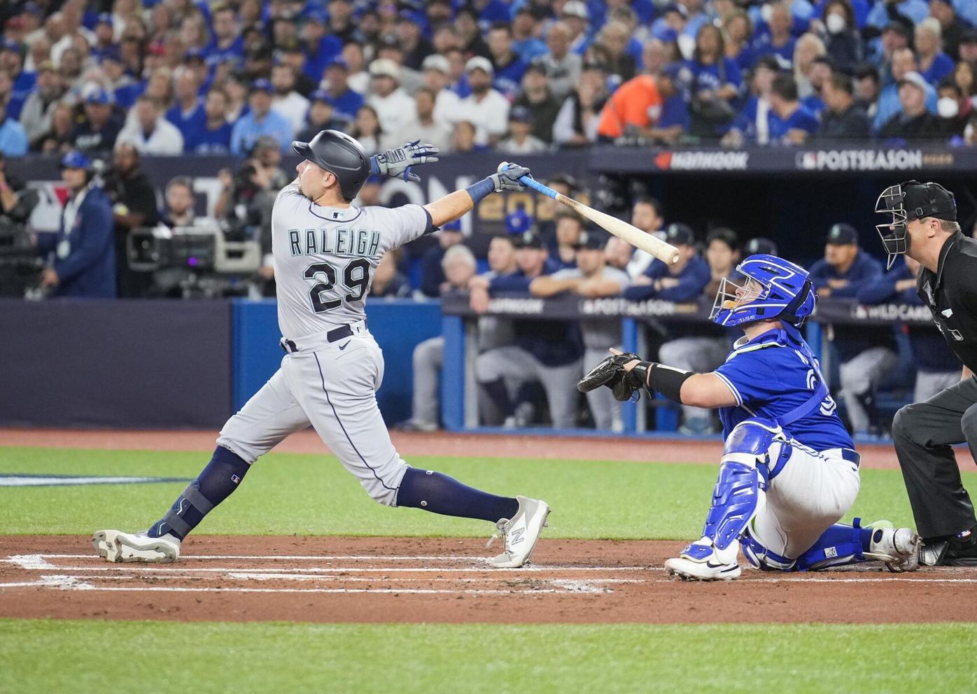 Blue Jays' George Springer leaves Game 2 vs. Mariners after scary collision