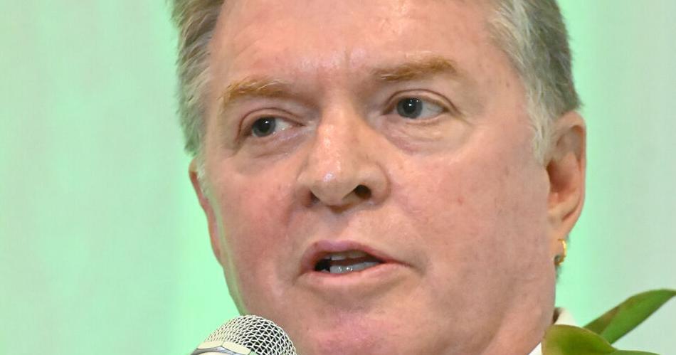 Former officials join residents in pressing Guam leaders for action on political status