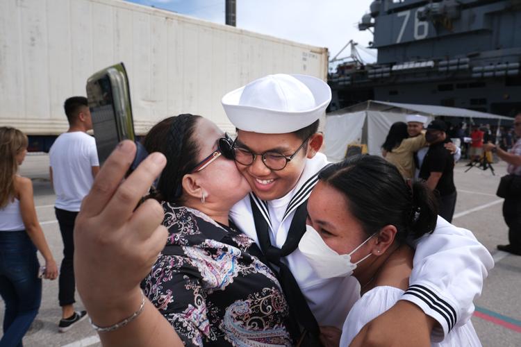 Families welcome Guam sailors home 1