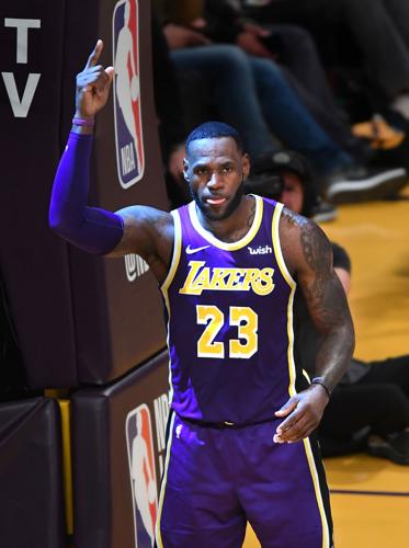 LeBron James takes it easy as Lakers manage veterans' workloads