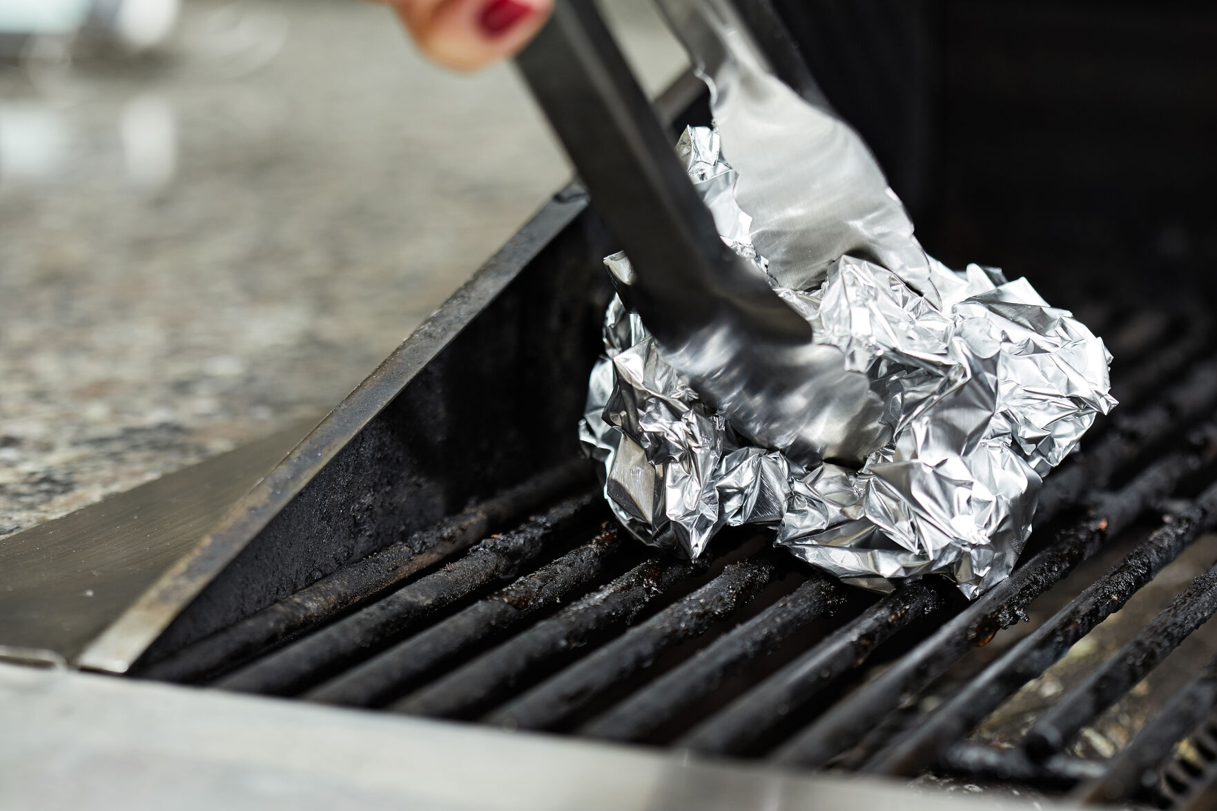 Cleaning grill 2025 with aluminum foil