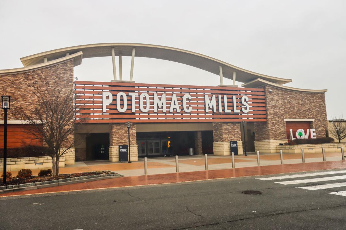 New design planned for 140-foot-tall Potomac Mills sign along I-95