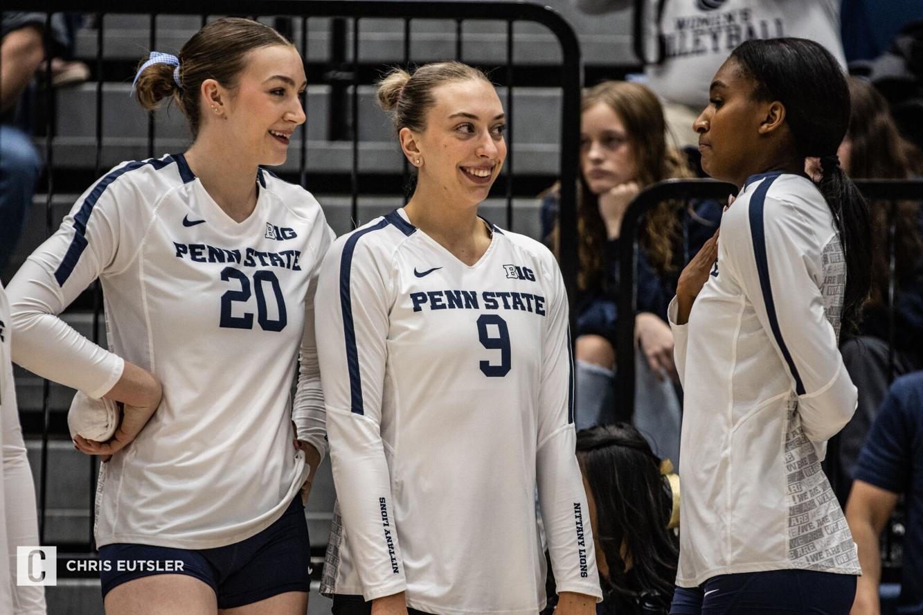 Women’s volleyball proceeds to Regional Semifinals, defeats Kansas in