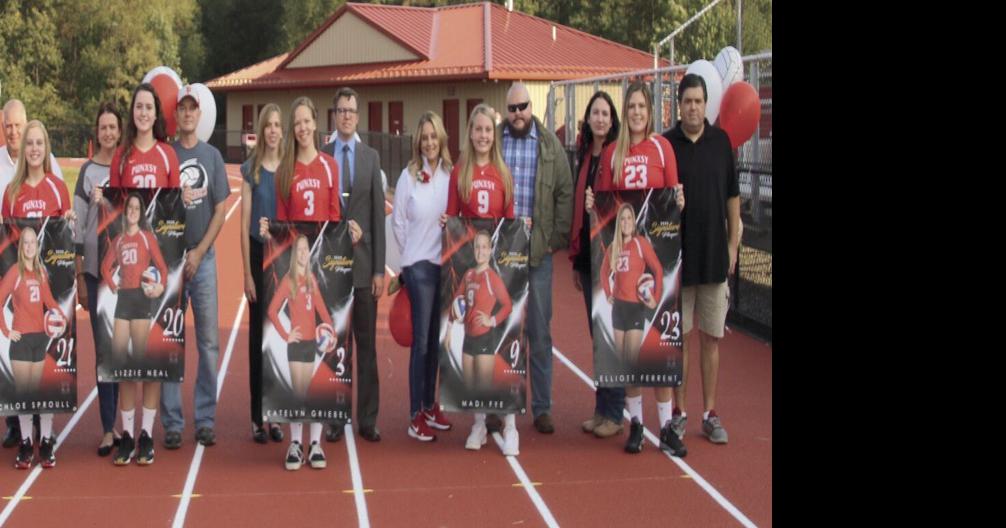 Volleyball team honors its senior members Sports
