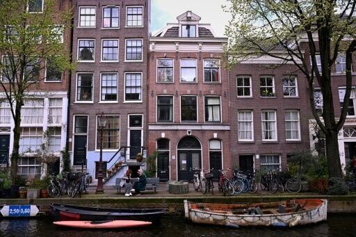 Anger as Amsterdam allows 'ugly' solar panels on historic canal houses ...