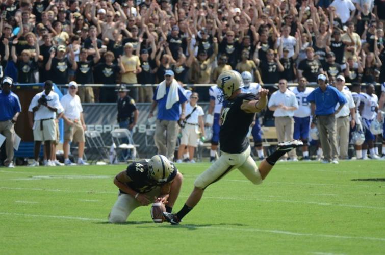 Former kicker exhibits skills at Combine Sports