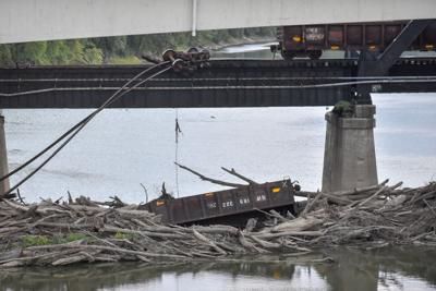 9/21/22 Train derails into the Wabash River, train hanging off bridge