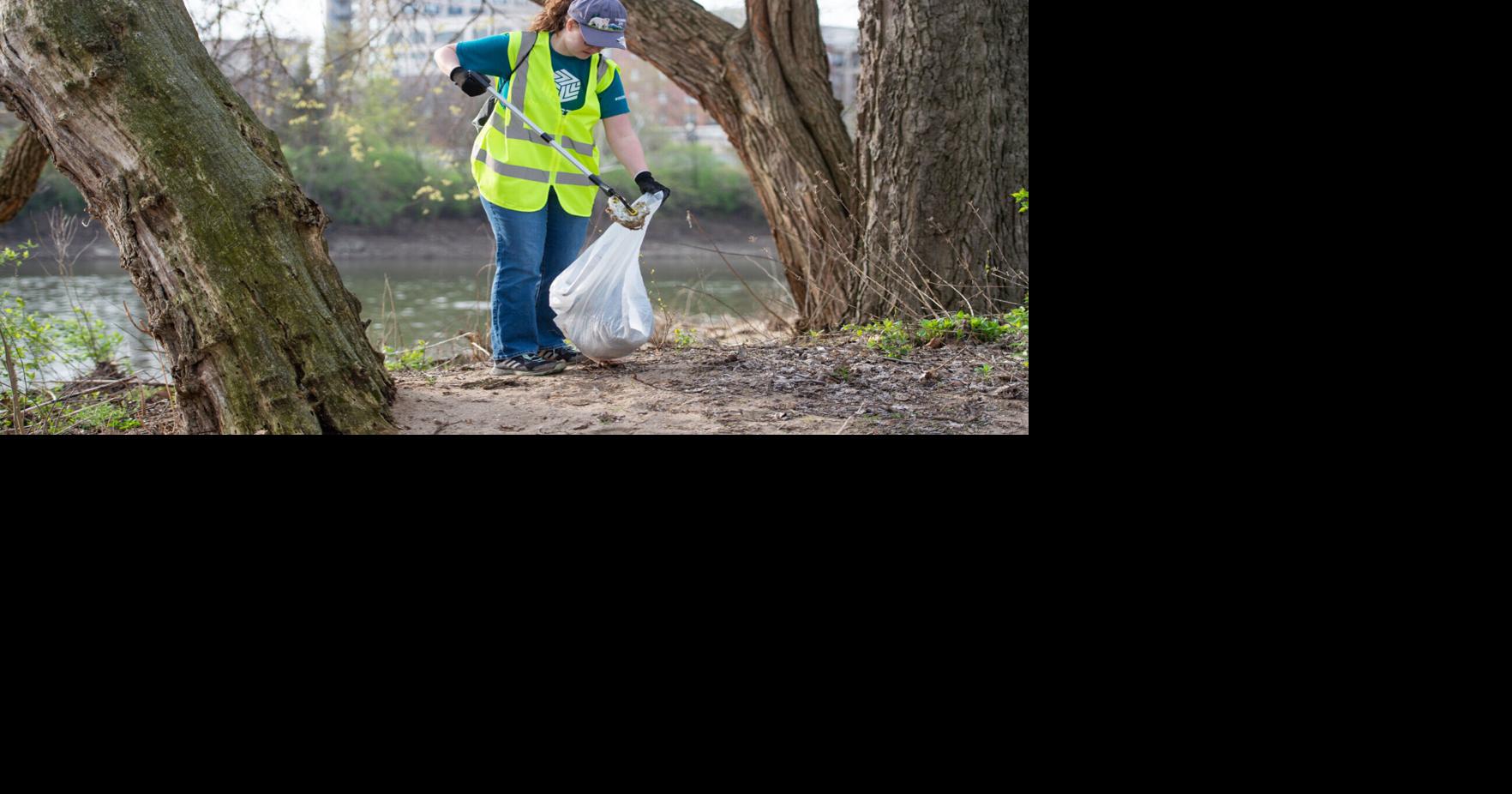 Students, Residents come together for De-Trash the Wabash event