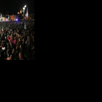 Hungary rivals rally crowds in closing strait of election campaign