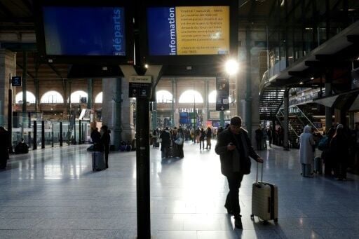 Thousands stranded as WWII bomb paralyses Paris train station ...