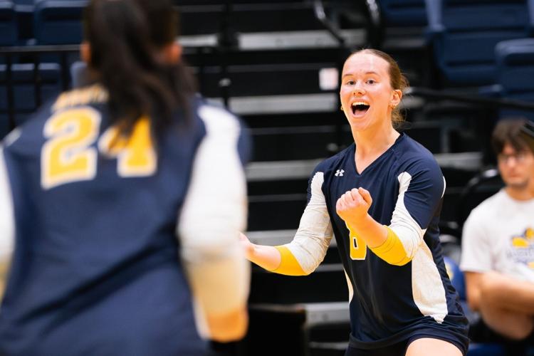 Women's volleyball sweeps Monmouth