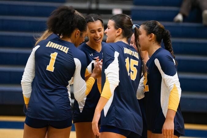 Augie swept on day two of UW-Platteville Tournament with pair of five-set losses