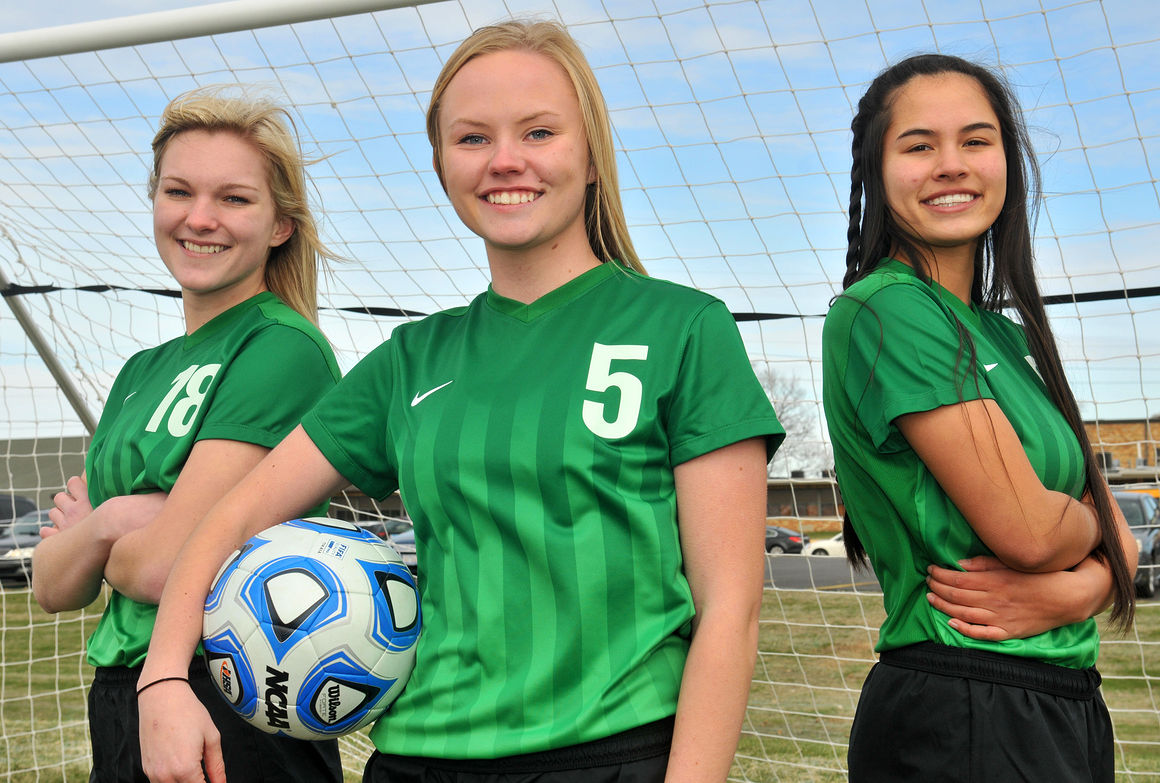 Geneseo soccer trio back on the field after knee injuries