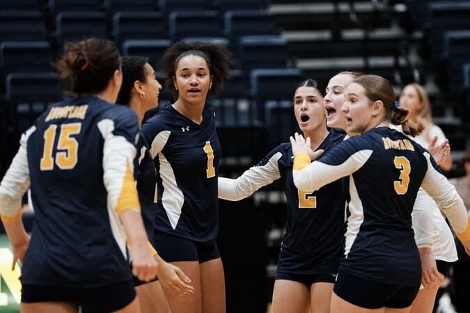 Women’s volleyball picks up two wins on day one of Augustana Invitational