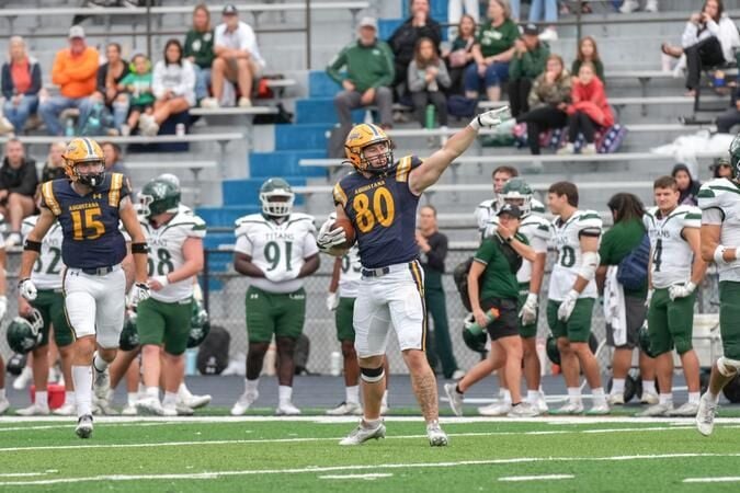Football travels to Elmhurst for CCIW clash