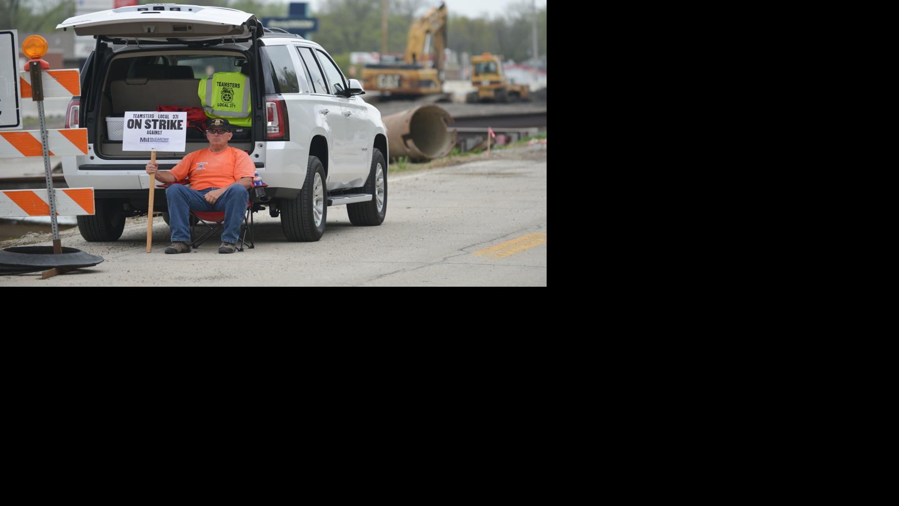 Local 371 Goes On John Deere Road Strike Local News Qconline Com