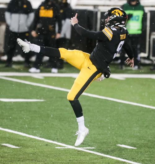 121220-qc-spt-iowa-wisc-fb-037