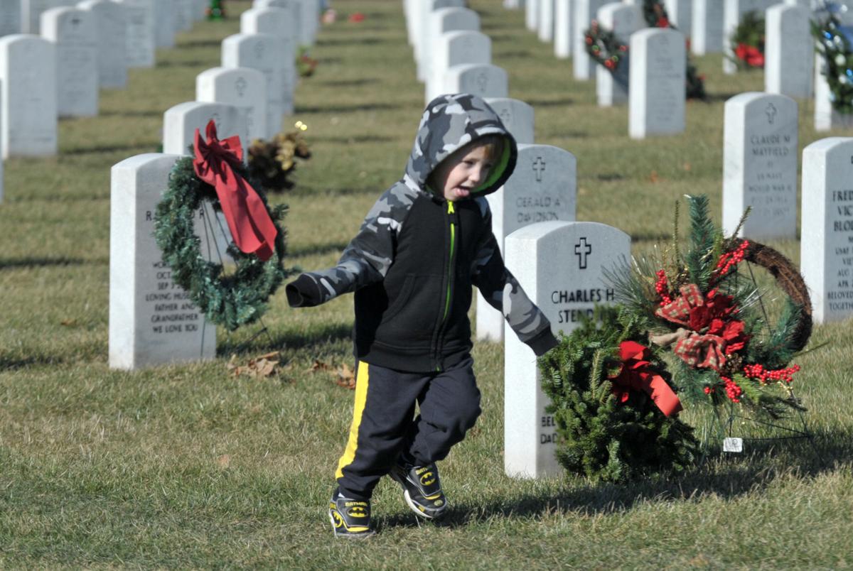 1 000 Marks Of Valor Cemetery Wreaths Honor Fallen Veterans And Their Families Local News Qconline Com