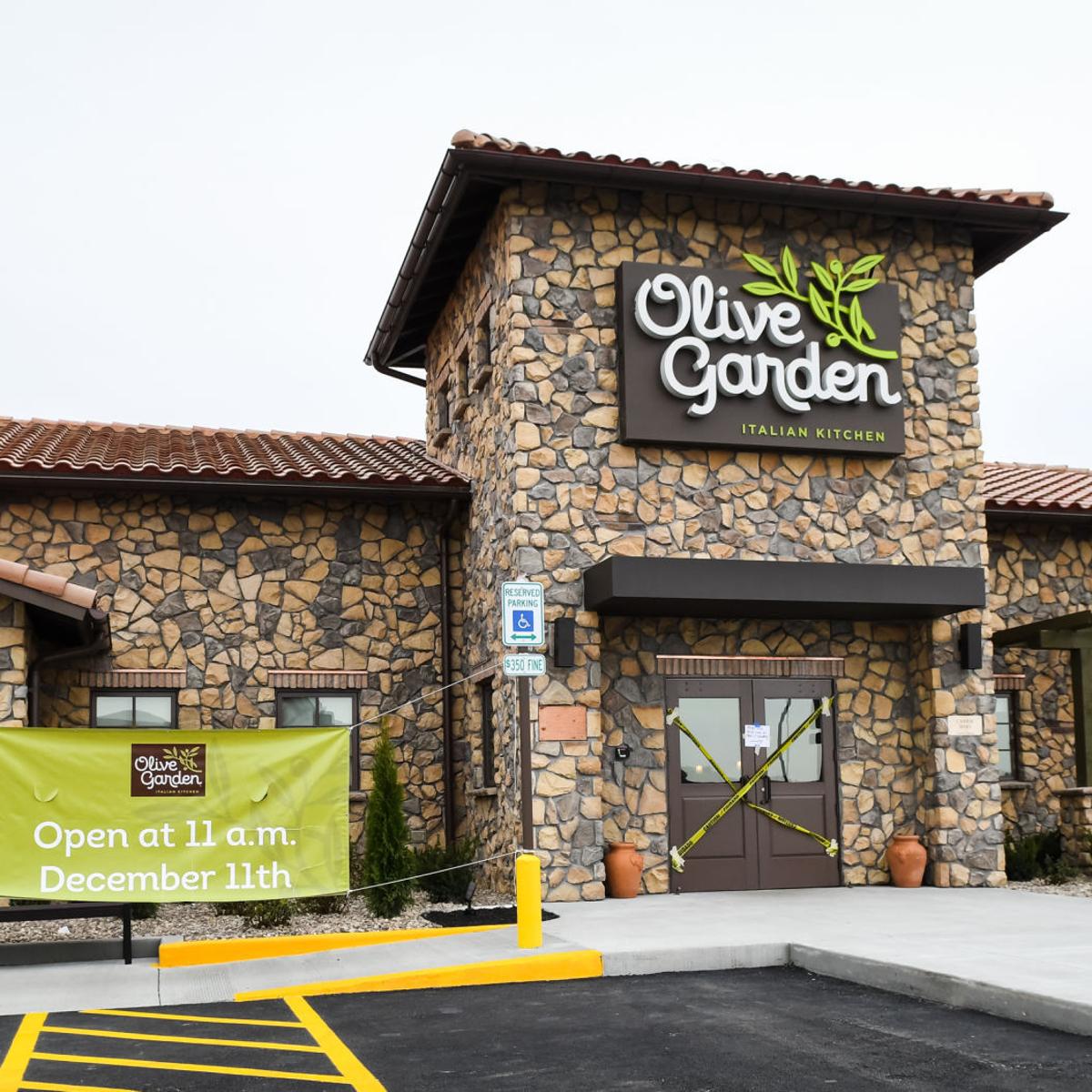 Grand Opening Ribbon Cutting For Olive Garden Moline Business