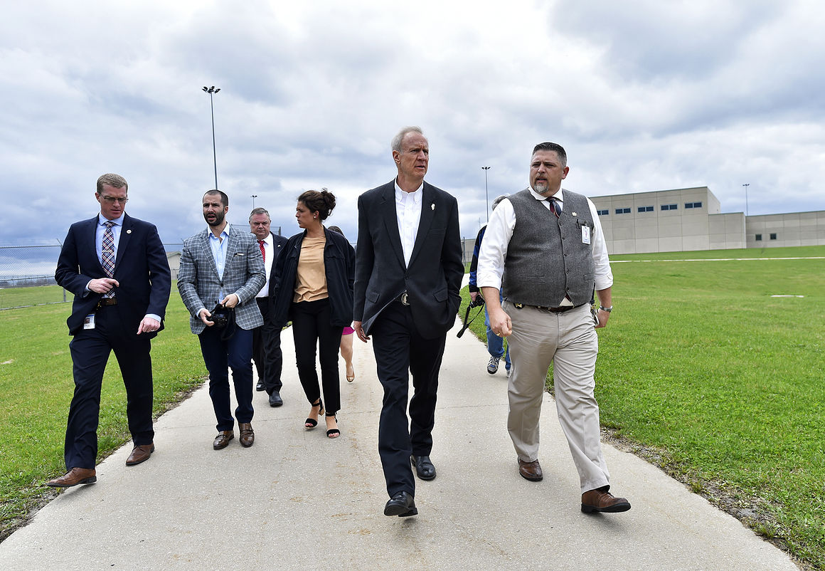 Rauner Tours, Praises New Kewanee Prison Facility