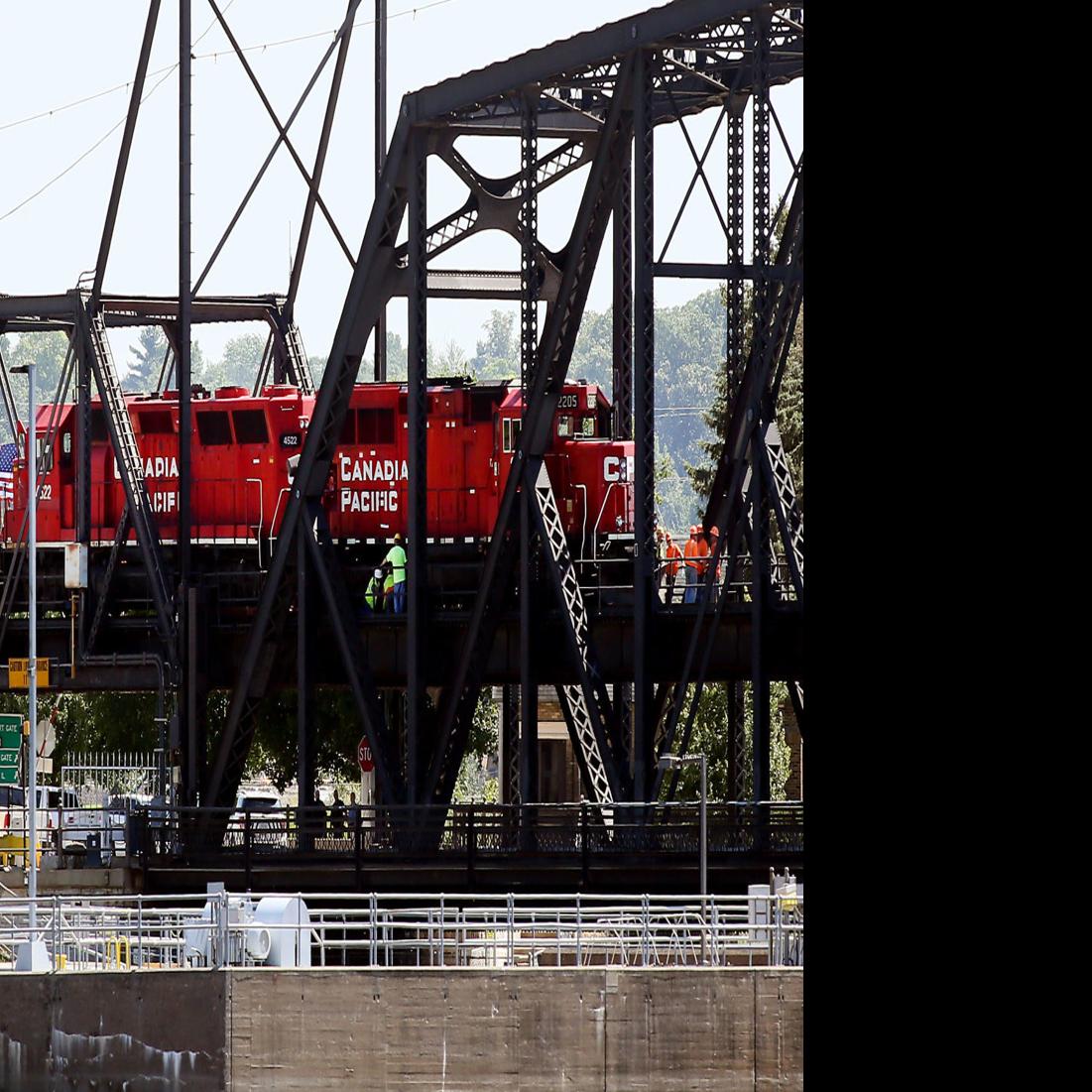 Train Derailment Closes Government Bridge Local News Qconline Com