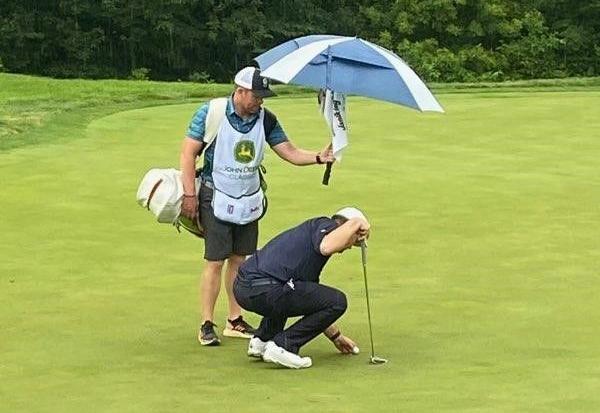 Davenport native Jason Scott caddies for Greg Chalmers