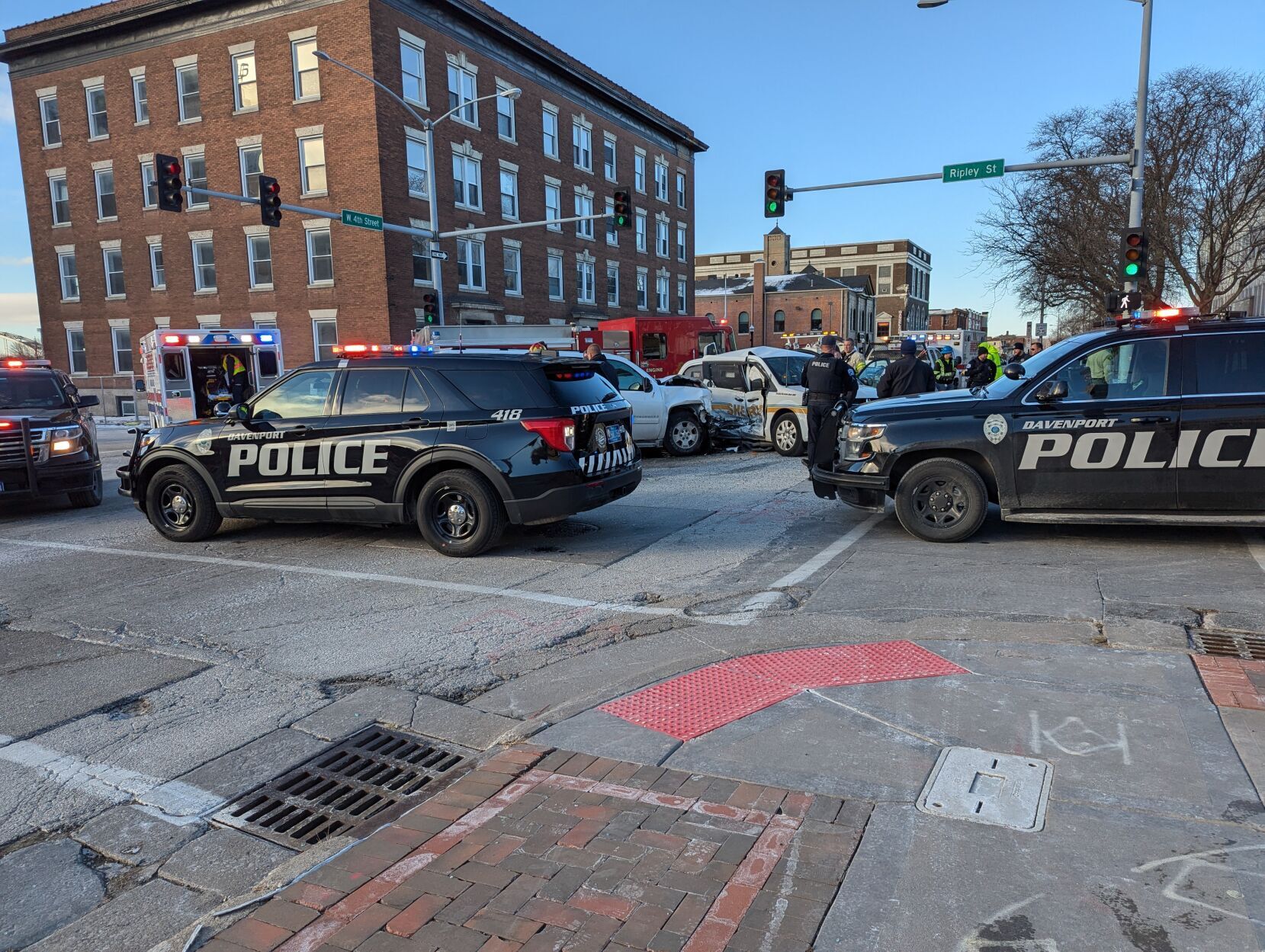 Davenport crash involving sheriff's office vehicle injures 2