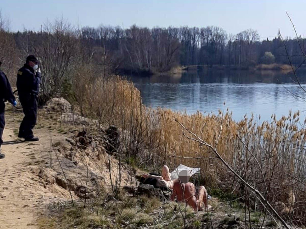 Czech Nudists Told To Wear Face Masks By Police World Qconline Com