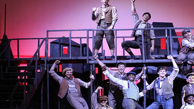 Review Circa S Newsies An Exhilarating Inspiring Ride Entertainment Qconline Com