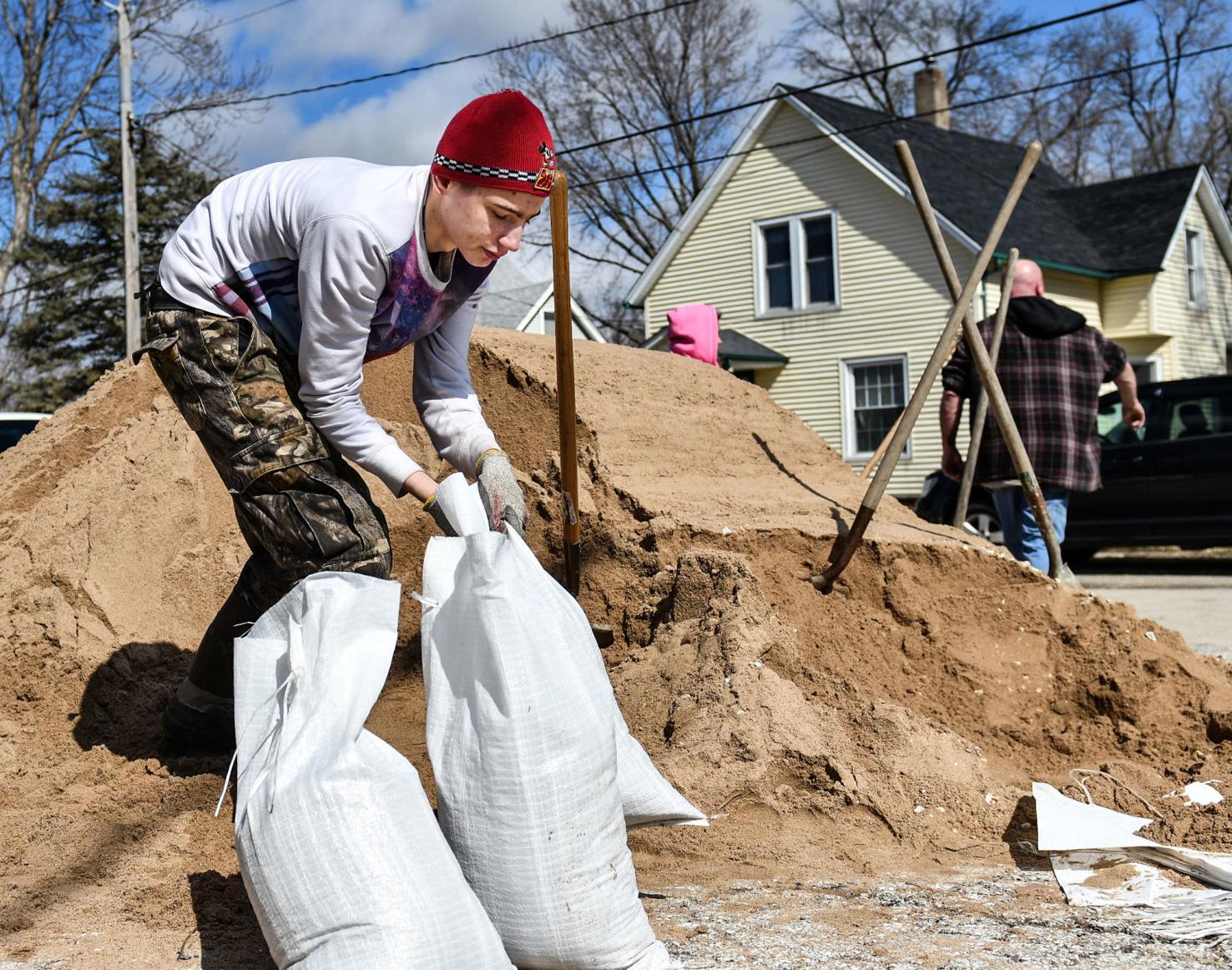 Photos Carbon Cliff residents prepare for flood