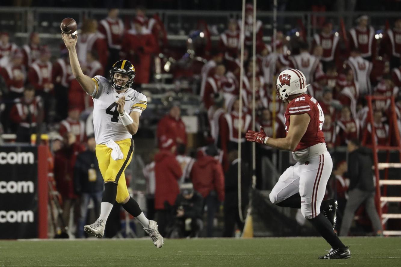 Photos Iowa 22, Wisconsin 24