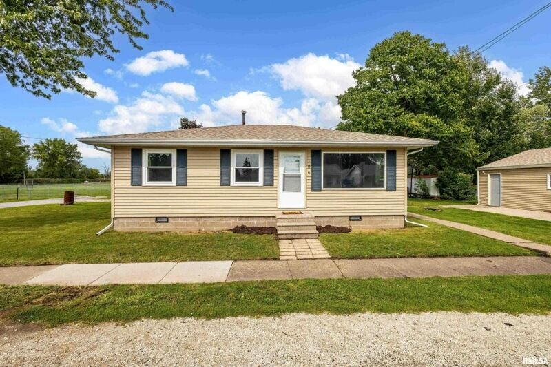 3 Bedroom Home in Carbon Cliff 118,900