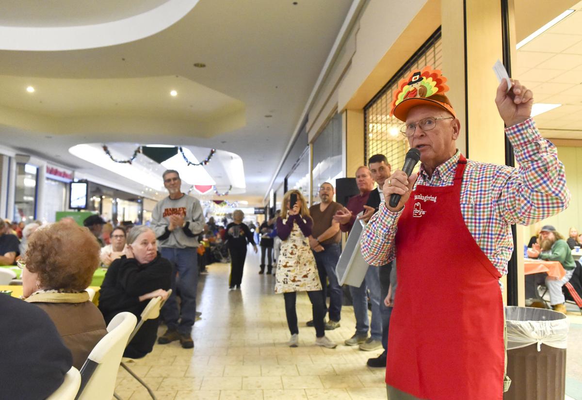 Hy Vee Helps Mr Thanksgiving Cover Cost Of 2018 Dinner With 13k Check Local News Qconline Com