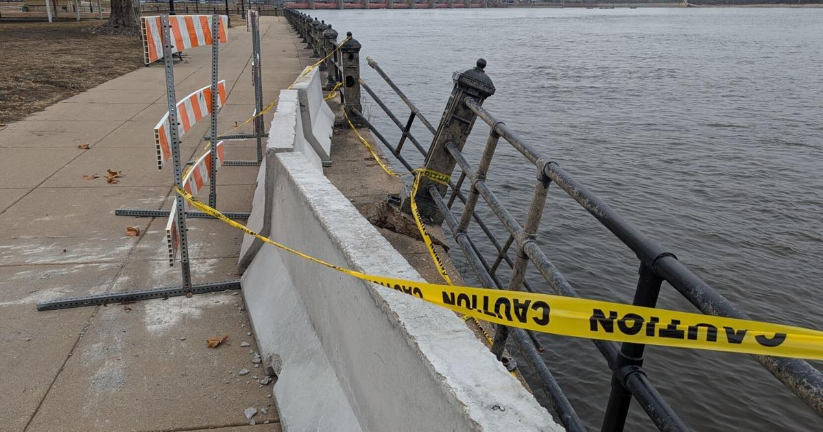 Damege Railing LeClaire Park railing damaged in Davenport crash
