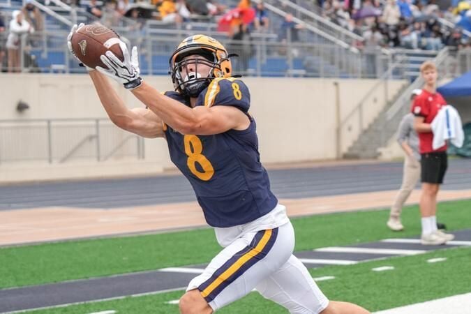 Football races past Elmhusrt in road victory