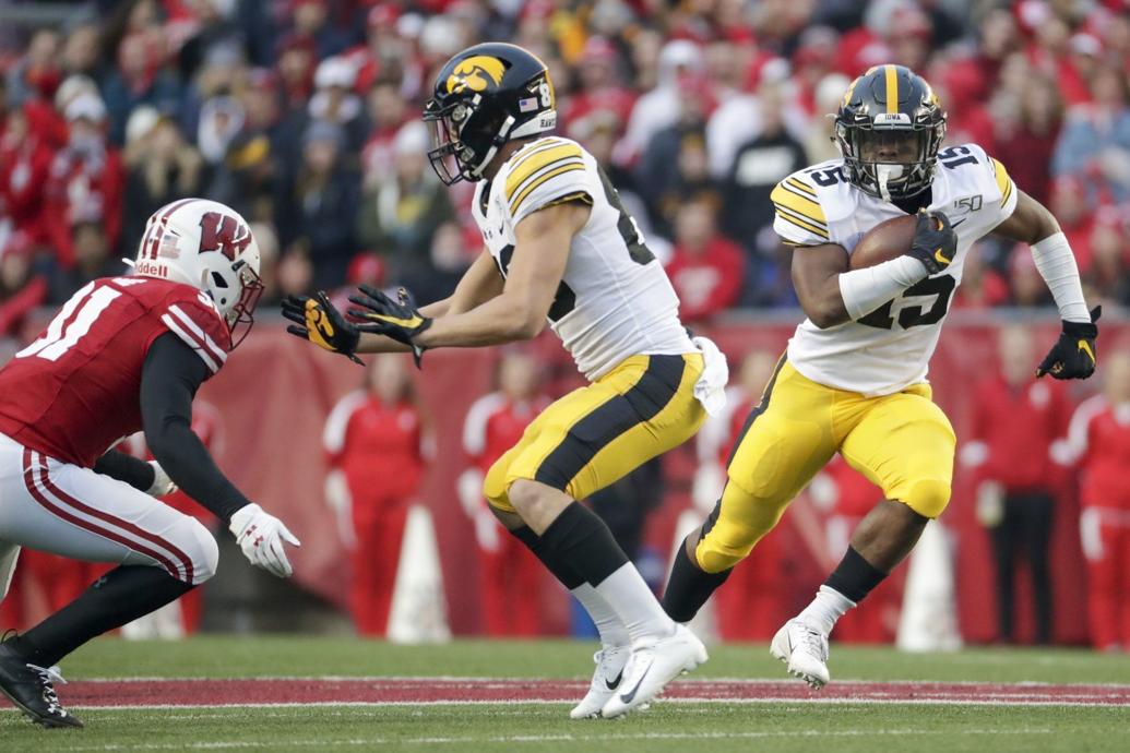Photos Iowa 22, Wisconsin 24