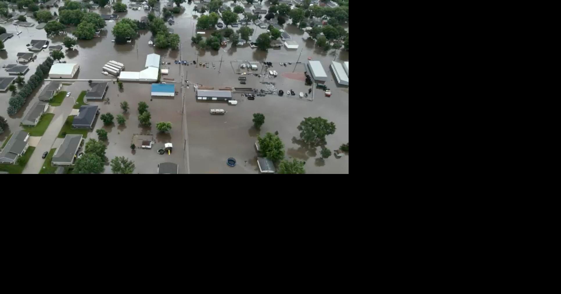 Read more about the article Flooding is forcing people to evacuate their homes in some parts of Iowa, while heatwaves are raging again across much of the US