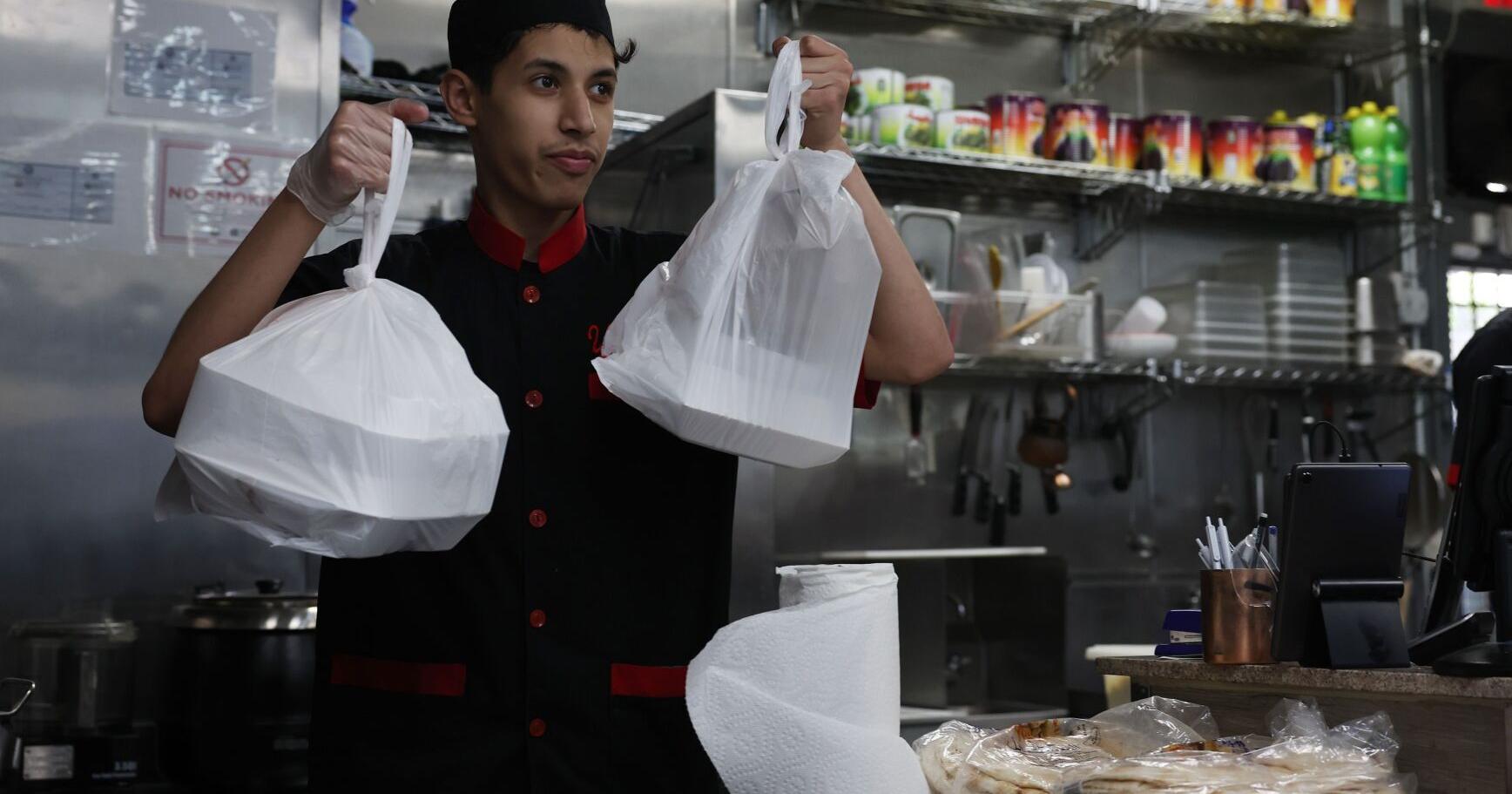 Advocates praise Illinois bills aimed at reducing plastic, polystyrene use, but restaurants have concerns - Vimarsana News