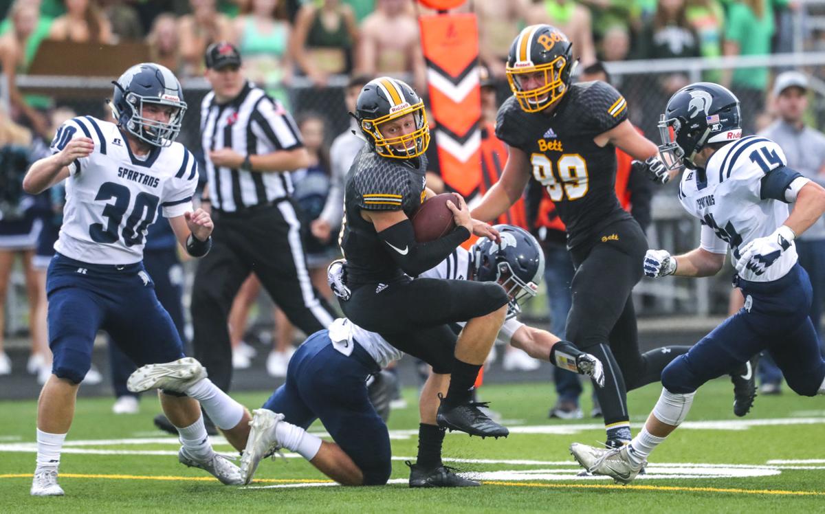 Bulldogs Power Past Rival Spartans High School Qconline Com