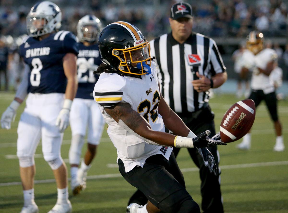 Bey Buie Carries Bulldogs Past Spartans Football Qconline Com