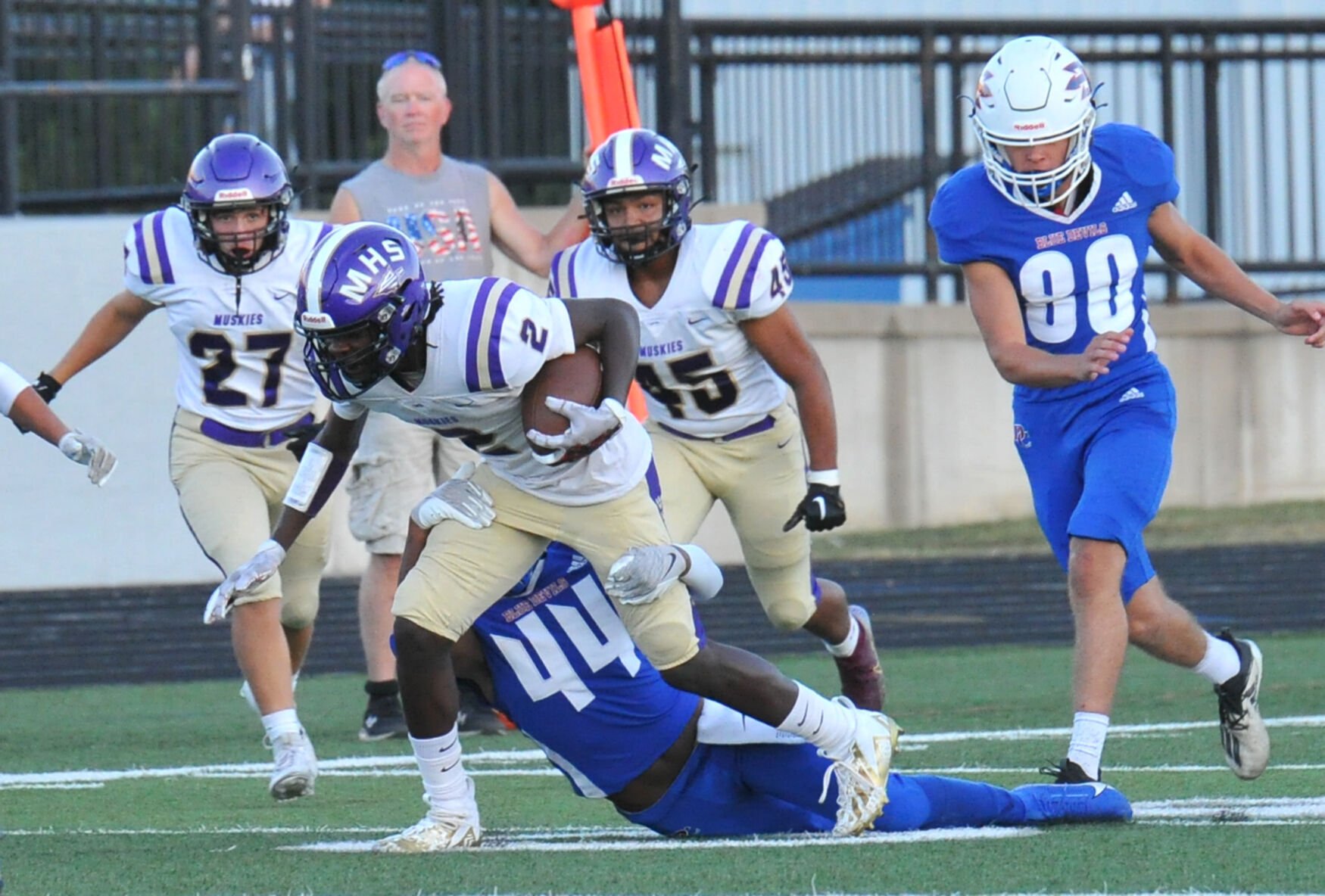 Muscatine Muskies edge out Davenport Central Blue Devils in thrilling 14-13 victory