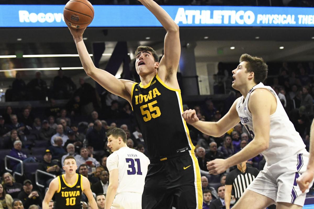 Hawkeyes Win In Fredrick S Return Basketball Qconline Com
