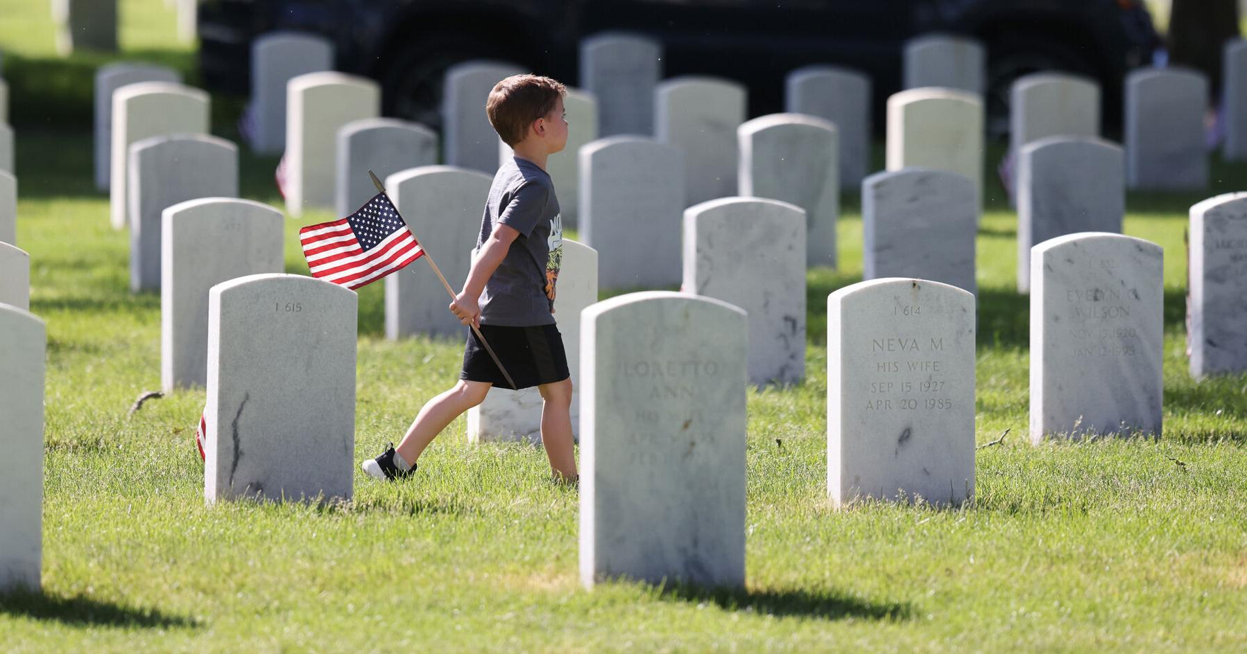 Photos: Volunteers place flags at Rock Island National Cemetery - Vimarsana News