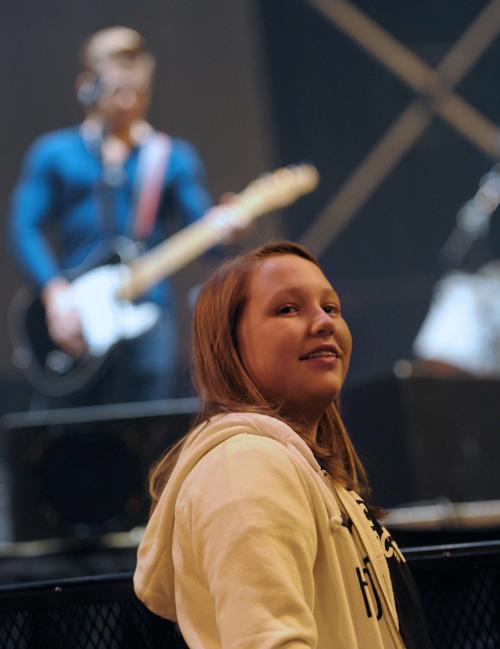 Country star mingles with QC Rock Academy students