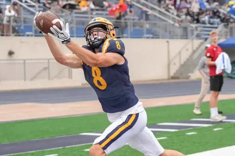Football races past Elmhusrt in road victory