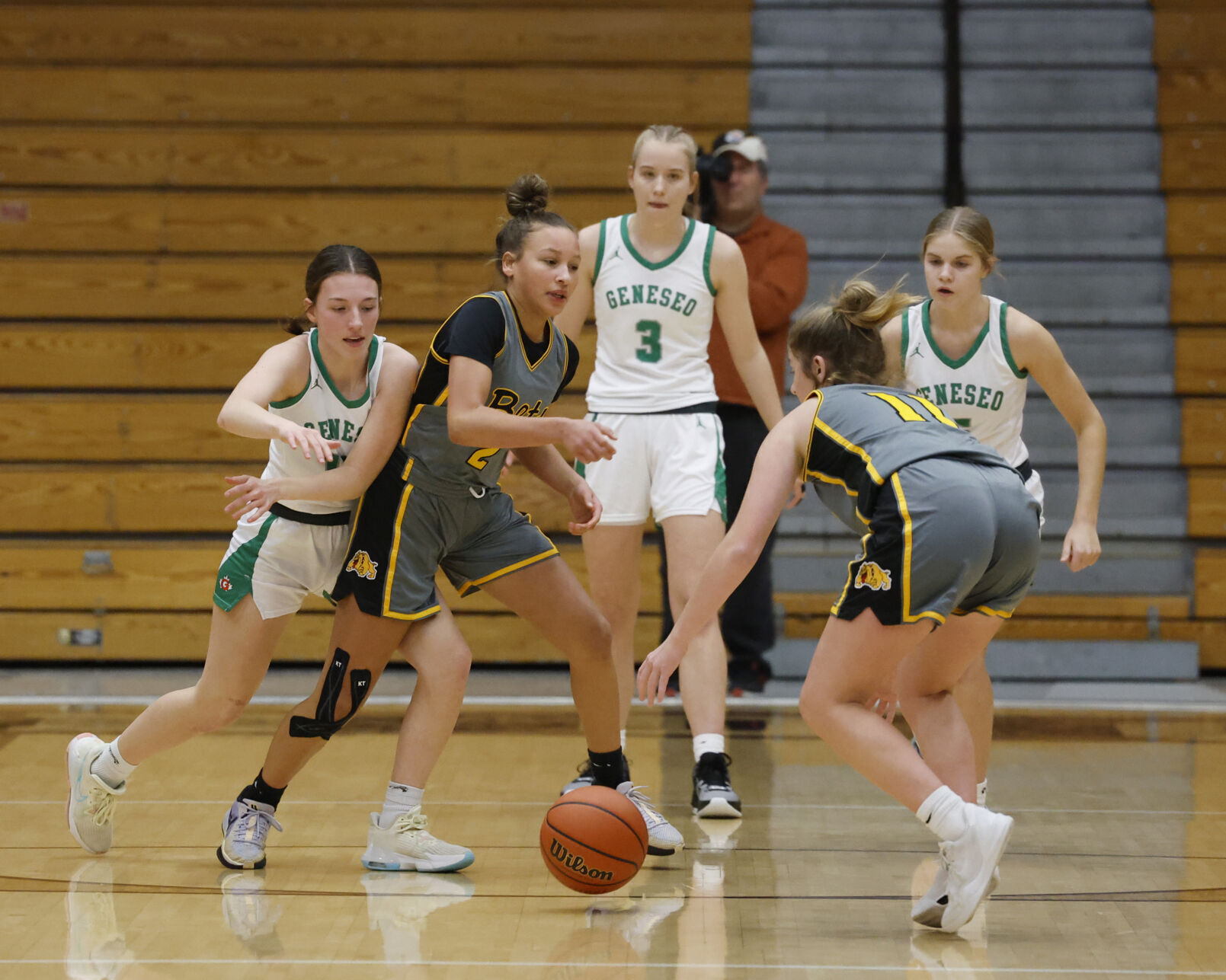 Bettendorf Bulldogs Dominate Geneseo with Game-High 19-Point Performance